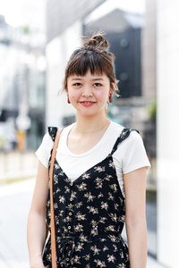 西野 睦代さん - アメリカンイーグル アウトフィッターズ(AMERICAN EAGLE OUTFITTERS)、リーボック(Reebok)｜原宿ストリートスナップ - 写真2