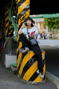 浅井 なつみさん - ヴァンズ(Vans)、シュプリーム(Supreme)｜渋谷ストリートスナップ - 写真2