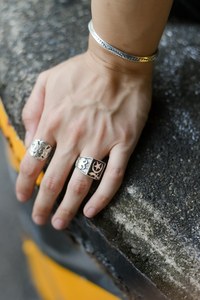 浅井 なつみさん - ヴァンズ(Vans)、シュプリーム(Supreme)｜渋谷ストリートスナップ - 写真5