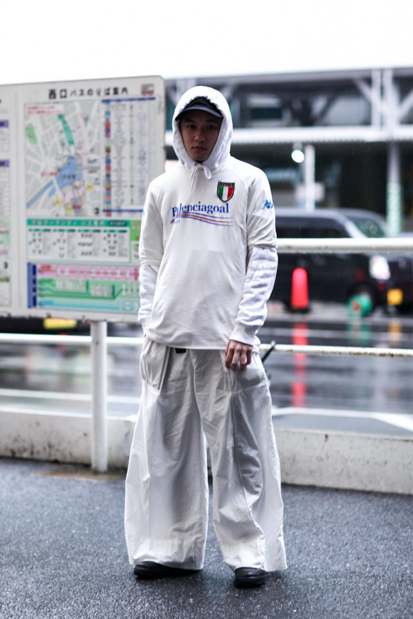 岩井 俊輔さん - ユニクロ(UNIQLO)、ナイキ(NIKE)｜渋谷ストリートスナップ - 写真1