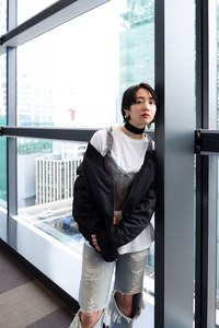 松川 真梨子さん - チープマンデイ(Cheap Monday)、ジーヴィージーヴィー(G.V.G.V.)｜渋谷ストリートスナップ - 写真2