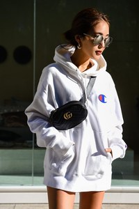 森 暖奈さん - チャンピオン(Champion)、グッチ(GUCCI)｜青山・表参道ストリートスナップ - 写真4