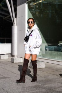 森 暖奈さん - チャンピオン(Champion)、グッチ(GUCCI)｜青山・表参道ストリートスナップ - 写真2