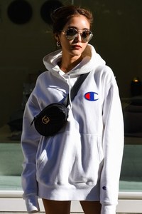 森 暖奈さん - チャンピオン(Champion)、グッチ(GUCCI)｜青山・表参道ストリートスナップ - 写真1