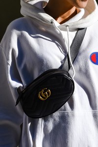 森 暖奈さん - チャンピオン(Champion)、グッチ(GUCCI)｜青山・表参道ストリートスナップ - 写真5