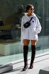 森 暖奈さん - チャンピオン(Champion)、グッチ(GUCCI)｜青山・表参道ストリートスナップ - 写真6