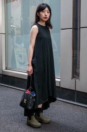 松山 佳子さん - コス(COS)、セリーヌ(CELINE)｜原宿ストリートスナップ - 写真1