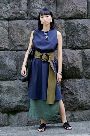 小林 加奈子さん - オーラリー(AURALEE)、ドリス ヴァン ノッテン(DRIES VAN NOTEN)｜青山・表参道ストリートスナップ - 写真1