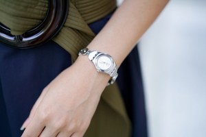 小林 加奈子さん - オーラリー(AURALEE)、ドリス ヴァン ノッテン(DRIES VAN NOTEN)｜青山・表参道ストリートスナップ - 写真7