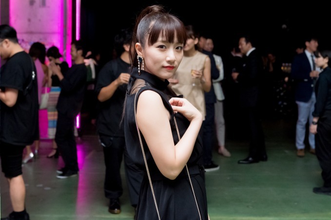 高橋 みなみさん - ジミー チュウ(JIMMY CHOO)｜その他ストリートスナップ3