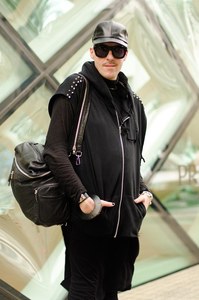 ディディエさん - アン ドゥムルメステール(ANN DEMEULEMEESTER)、メゾン マルタン マルジェラ(Maison Martin Margiela)｜青山・表参道ストリートスナップ - 写真1