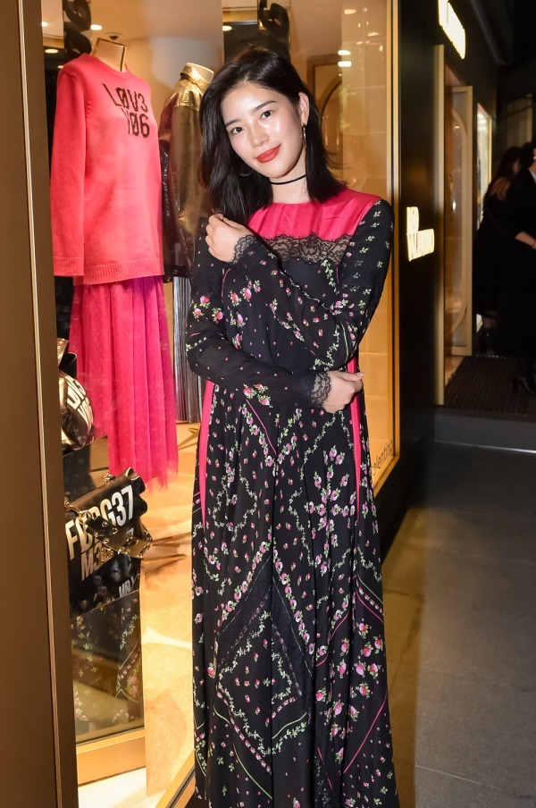 咲 和希さん - レッド ヴァレンティノ(REDValentino)、ダイアナ(DIANA)｜青山・表参道ストリートスナップ - 写真1