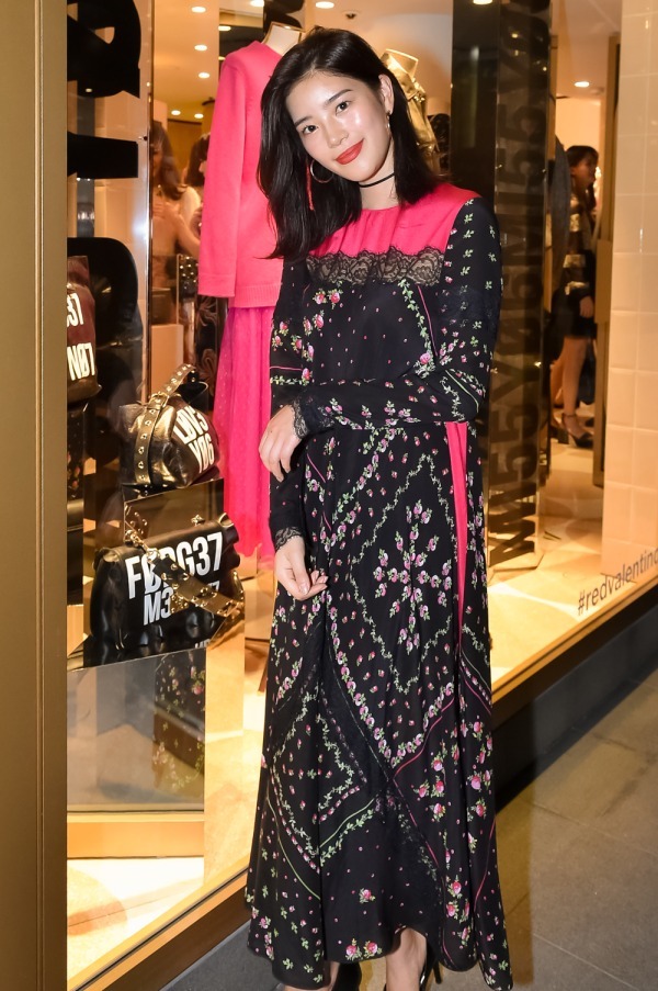 咲 和希さん - レッド ヴァレンティノ(REDValentino)、ダイアナ(DIANA)｜青山・表参道ストリートスナップ - 写真2