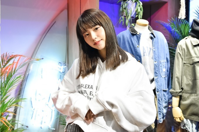 鈴木 優華さん - アレキサンダー ワン(alexanderwang)、アグ(UGG)｜銀座ストリートスナップ2
