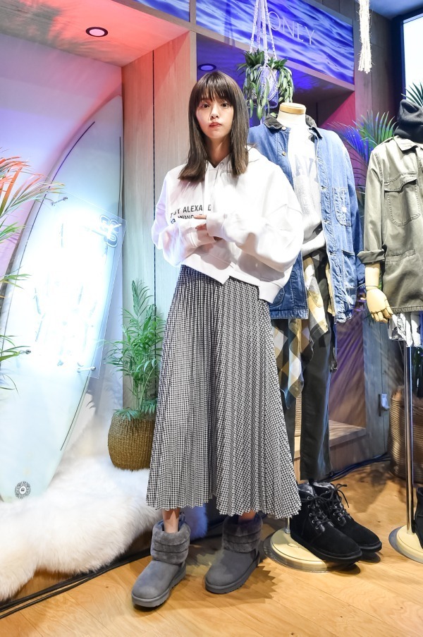 鈴木 優華さん - アレキサンダー ワン(alexanderwang)、アグ(UGG)｜銀座ストリートスナップ - 写真1