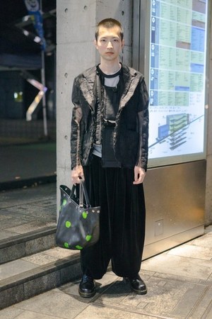 タニさん - コム デ ギャルソン(COMME des GARÇONS)、ドクターマーチン(Dr. Martens)｜原宿ストリートスナップ - 写真1