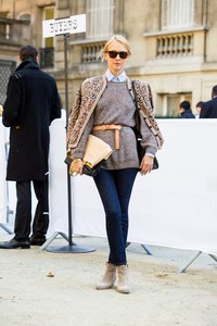 オルガさん - イヴ・サンローラン(Yves Saint Laurent)、メゾン キツネ(Maison Kitsuné)｜パリストリートスナップ - 写真1