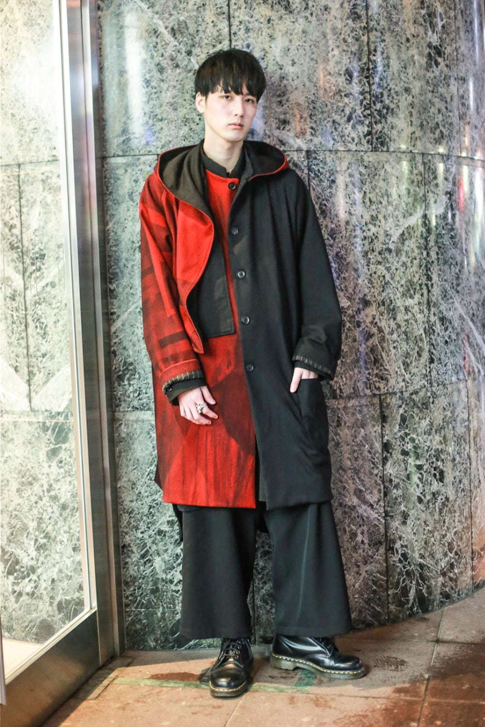 茂木 仁成さん - ヨウジヤマモト(Yohji Yamamoto)、ドクターマーチン(Dr. Martens)｜渋谷ストリートスナップ - 写真1