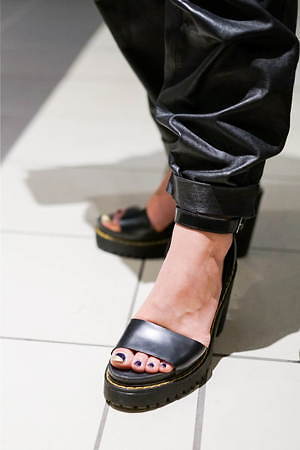 河地 真里さん - クリスチャン ディオール(Christian Dior)、ジョン ローレンス サリバン(JOHN LAWRENCE SULLIVAN)｜渋谷ストリートスナップ - 写真4