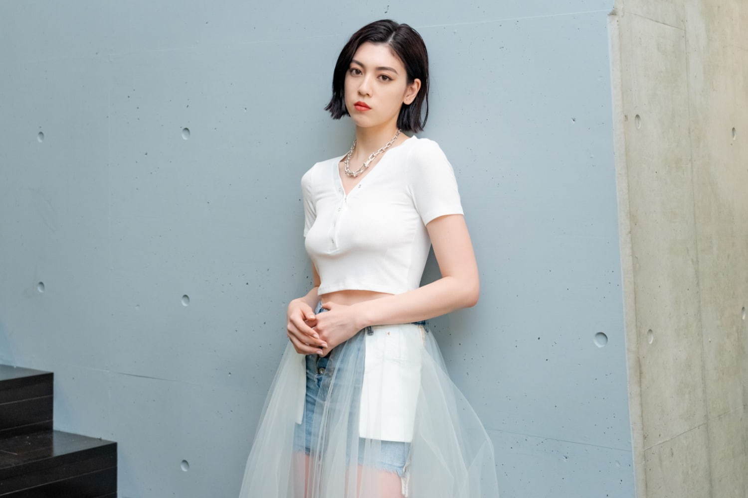 写真6/6｜三吉 彩花さん - エイチ＆エム(H&M)、オフ-ホワイト c/o ヴァージル アブロー(OFF-WHITE c/o VIRGIL