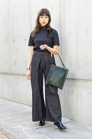 大熊 結女さん - イッセイ ミヤケ(ISSEY MIYAKE)、ジョン ローレンス サリバン(JOHN LAWRENCE SULLIVAN)｜渋谷ストリートスナップ - 写真1