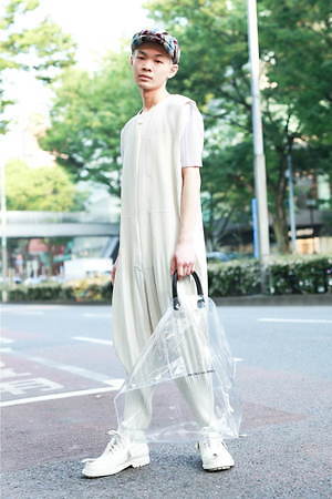 大森 丞さん - オム プリッセ イッセイ ミヤケ(HOMME PLISSÉ ISSEY MIYAKE)、プリーツ プリーズ イッセイ ミヤケ(PLEATS PLEASE ISSEY MIYAKE)｜渋谷ストリートスナップ - 写真1