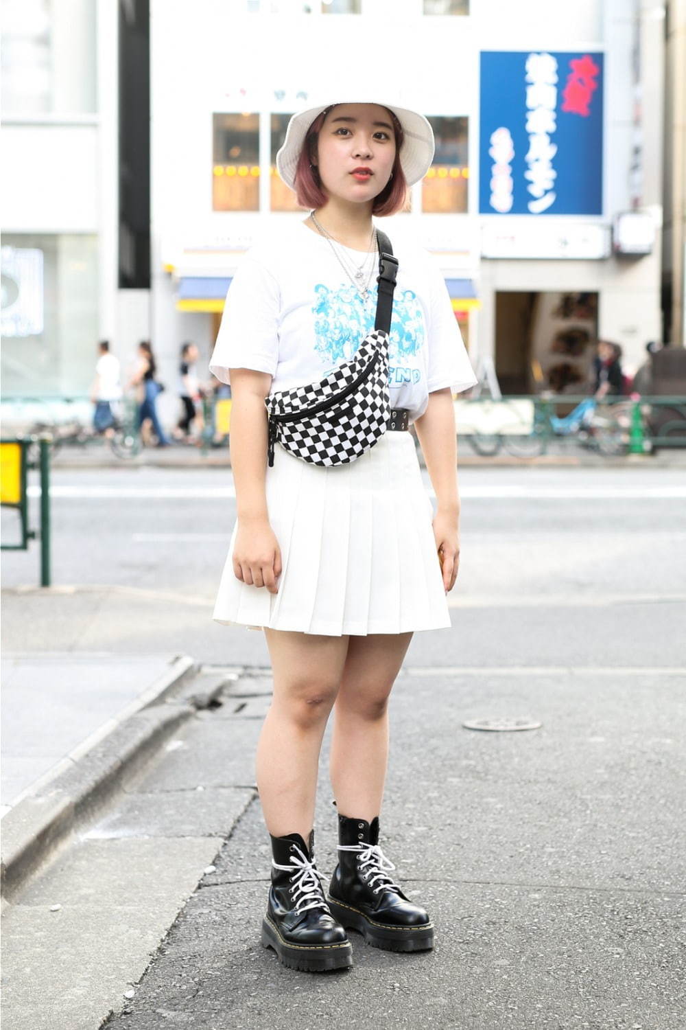 小林 未優さん - ユニクロ(UNIQLO)、ドクターマーチン(Dr. Martens)｜渋谷ストリートスナップ - 写真1