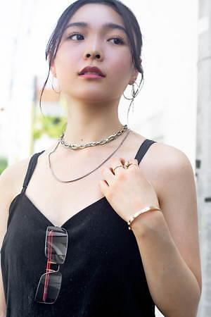 梶谷 笑菜さん - ドクターマーチン(Dr. Martens)、マイケル・コース(MICHAEL KORS)｜渋谷ストリートスナップ - 写真4