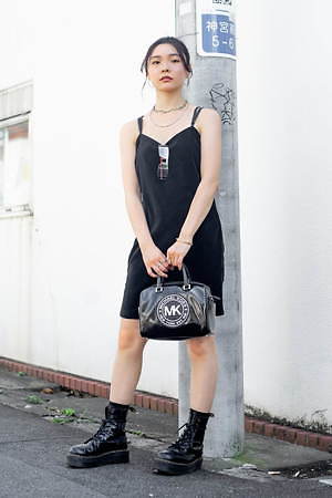 梶谷 笑菜さん - ドクターマーチン(Dr. Martens)、マイケル・コース(MICHAEL KORS)｜渋谷ストリートスナップ - 写真1