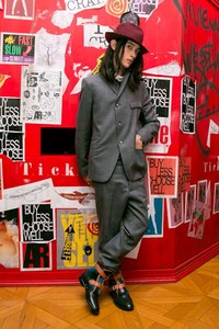 栗原 類さん - ヴィヴィアン・ウエストウッド(Vivienne Westwood)｜六本木・広尾ストリートスナップ - 写真1