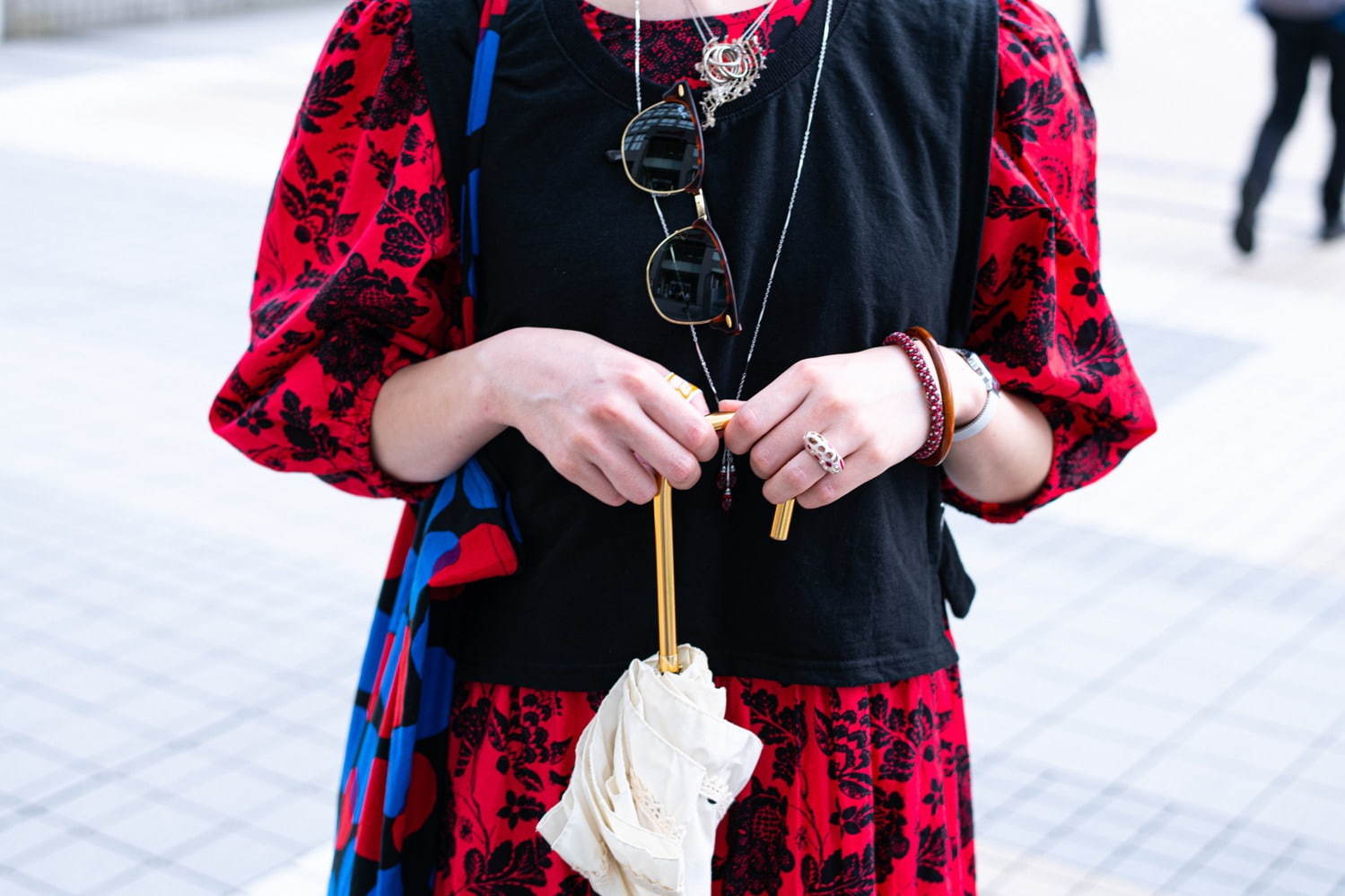 山崎 彩夏さん - トーガ(TOGA)、レイバン(Ray-Ban)｜新宿ストリートスナップ - 写真5