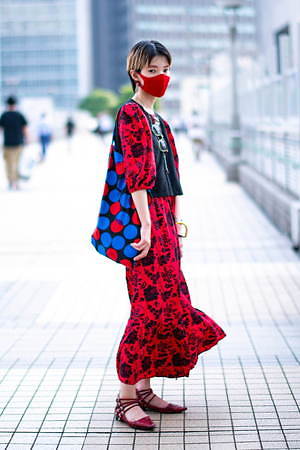 山崎 彩夏さん - トーガ(TOGA)、レイバン(Ray-Ban)｜新宿ストリートスナップ - 写真1