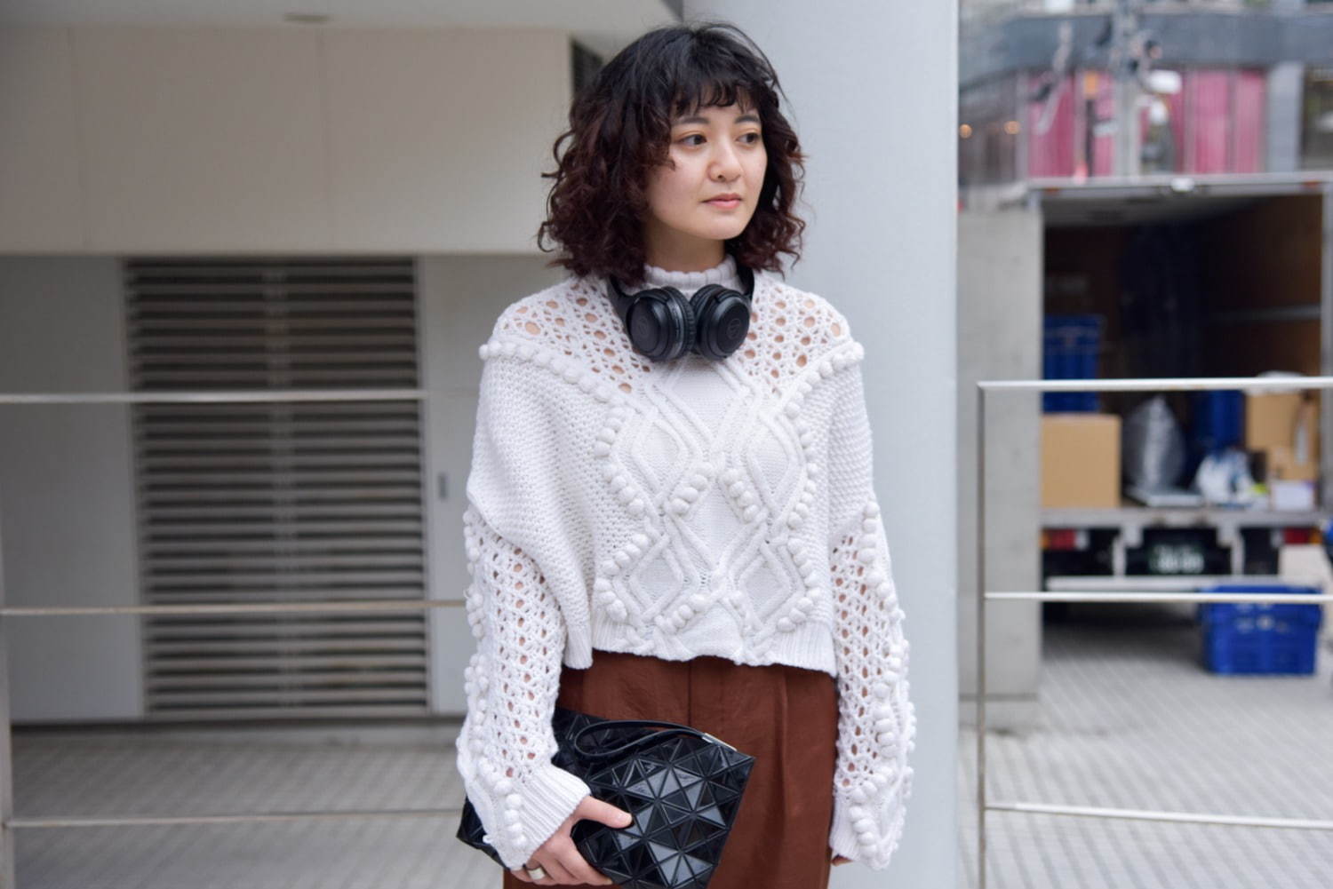 兼次 綾香さん - 3.1 フィリップ リム(3.1 Phillip Lim)、ロク ビューティ＆ユース(ROKU BEAUTY&YOUTH)｜渋谷ストリートスナップ - 写真3