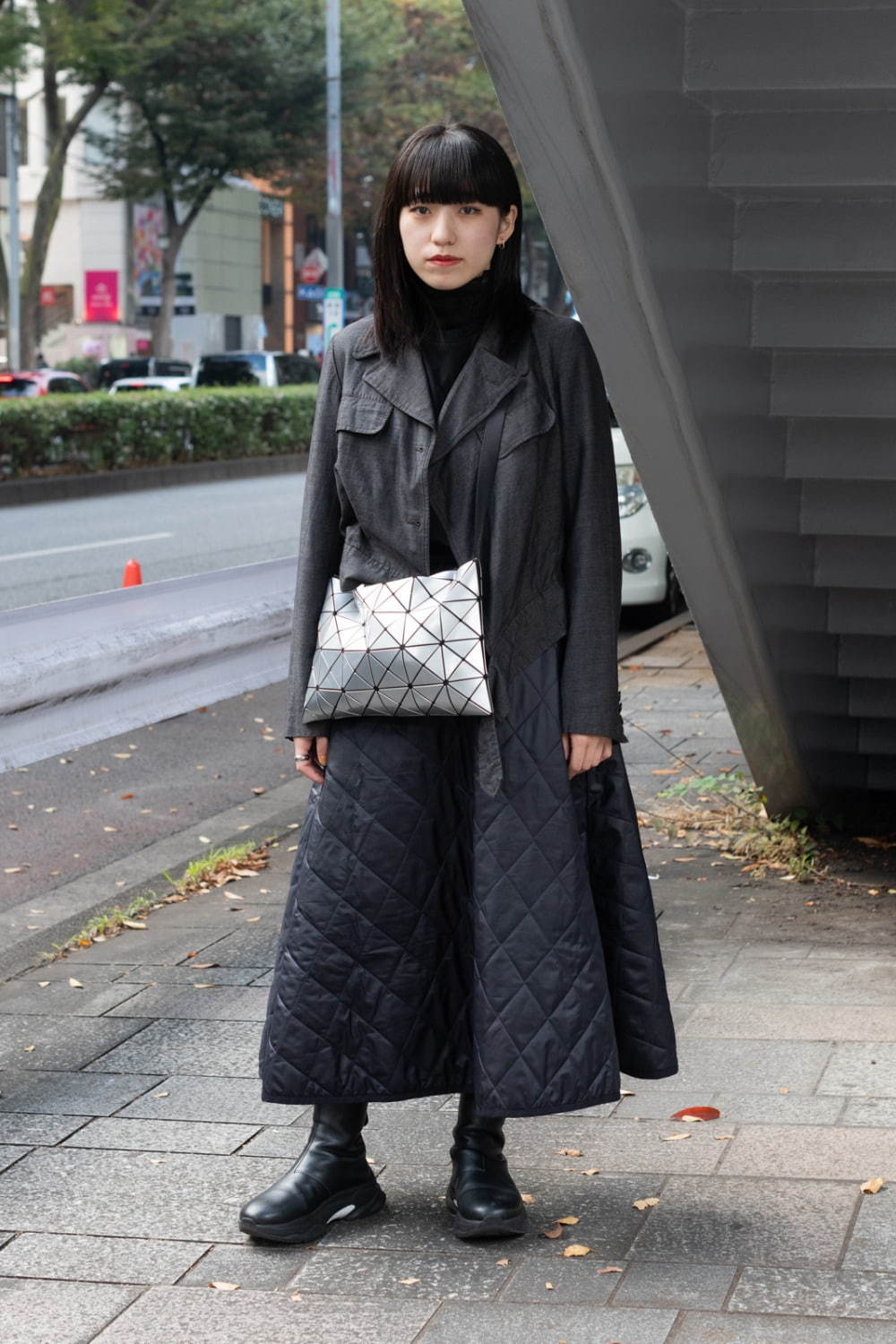 塚脇 奈菜さん - トリコ ・コム デ ギャルソン(trict COMME des GARÇONS)、イッセイ ミヤケ(ISSEY MIYAKE)｜渋谷ストリートスナップ - 写真1