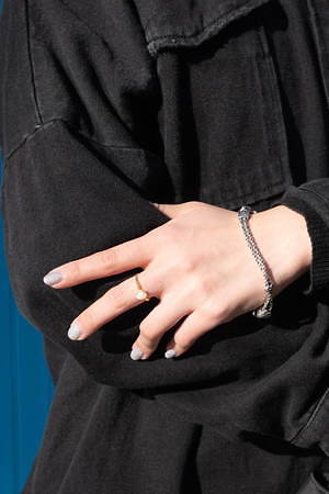 大柿 梨花さん - ザラ(ZARA)、トミー ジーンズ(TOMMY JEANS)｜渋谷ストリートスナップ - 写真4