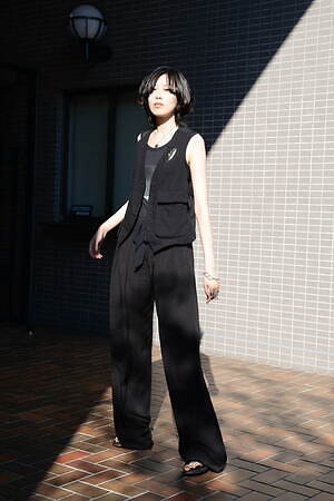 チー チューさん - アン ドゥムルメステール(ANN DEMEULEMEESTER)、コス(COS)｜渋谷ストリートスナップ - 写真3