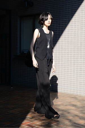 チー チューさん - アン ドゥムルメステール(ANN DEMEULEMEESTER)、コス(COS)｜渋谷ストリートスナップ - 写真2