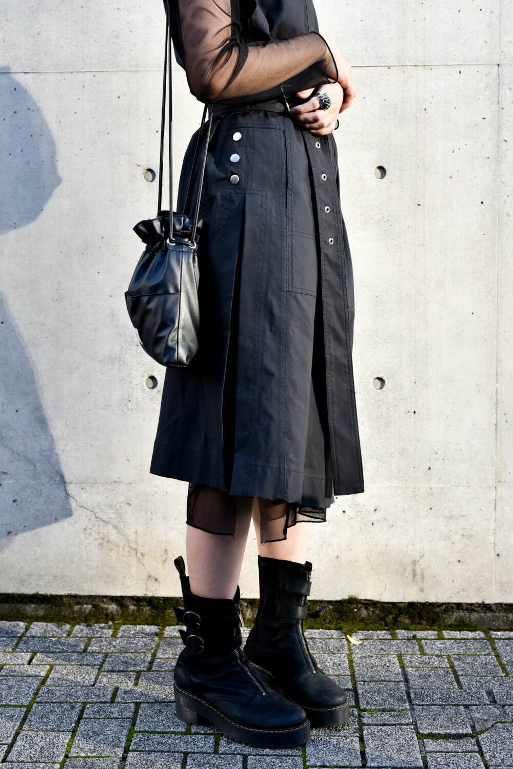 夷 春菜さん - 3.1 フィリップ リム(3.1 Phillip Lim)、ドクターマーチン(Dr. Martens)｜渋谷ストリートスナップ - 写真3