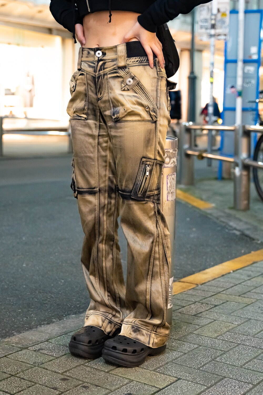 西山 美空さん - クロックス(crocs)、プラダ(PRADA)｜渋谷ストリートスナップ - 写真4