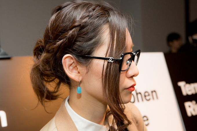 堀 寿美世さん - エトセンス(ETHOSENS)、ゴールデン グース デラックス ブランド(GOLDEN GOOSE DELUXE BRAND)｜青山・表参道ストリートスナップ - 写真3