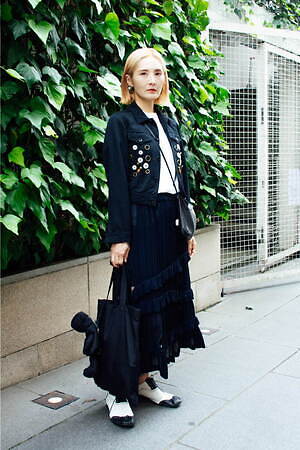 鈴木 ゆう子さん - ヘインズ(Hanes)、コム デ ギャルソン(COMME des GARÇONS)｜青山・表参道ストリートスナップ - 写真1