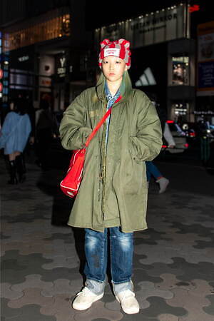 佐藤 なつみさん - チャールズ ジェフリー ラバーボーイ(Charles Jeffrey Loverboy)、ユニクロ(UNIQLO)｜原宿ストリートスナップ - 写真1