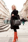 アレクサンドラさん - バーバリー(BURBERRY)、フルラ(FURLA)｜ウィーンストリートスナップ1