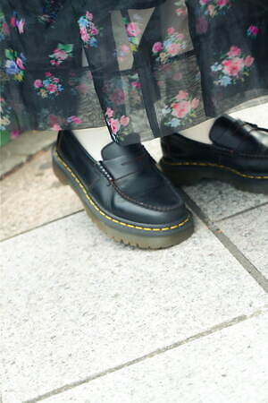 荒川 ちかさん - センスオブプレイス バイ アーバンリサーチ(SENSE OF PLACE)、ドクターマーチン(Dr. Martens)｜原宿ストリートスナップ - 写真5