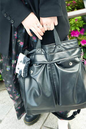 荒川 ちかさん - センスオブプレイス バイ アーバンリサーチ(SENSE OF PLACE)、ドクターマーチン(Dr. Martens)｜原宿ストリートスナップ - 写真4