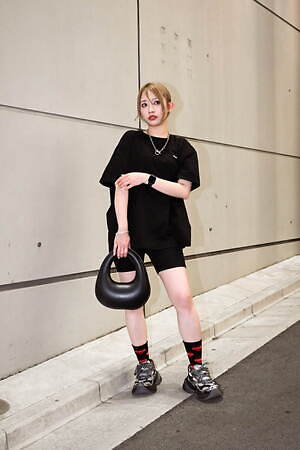 渡邉 由理さん - タトラス(TATRAS)、チャールズ＆キース(Charles & Keith)｜原宿ストリートスナップ - 写真2