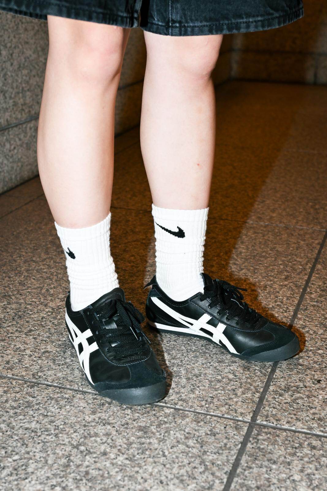 齋藤 綾佳さん - オニツカタイガー(Onitsuka Tiger)、コーチ(COACH)｜青山・表参道ストリートスナップ - 写真3