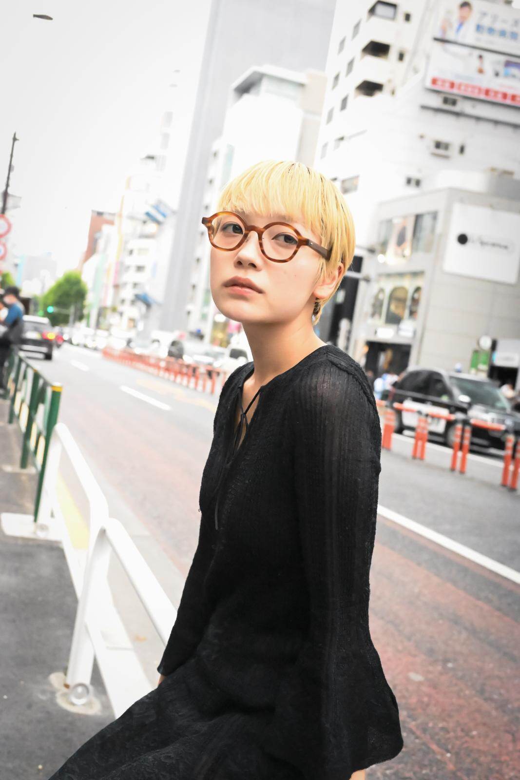 伏見 千乃さん - バオ バオ イッセイ ミヤケ(BAO BAO ISSEY MIYAKE)、エルメス(HERMÈS)｜青山・表参道ストリートスナップ - 写真2