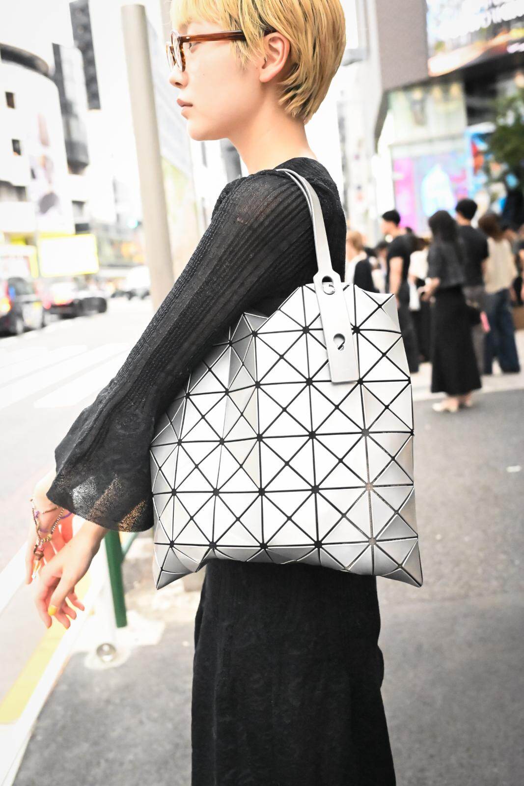 伏見 千乃さん - バオ バオ イッセイ ミヤケ(BAO BAO ISSEY MIYAKE)、エルメス(HERMÈS)｜青山・表参道ストリートスナップ - 写真4