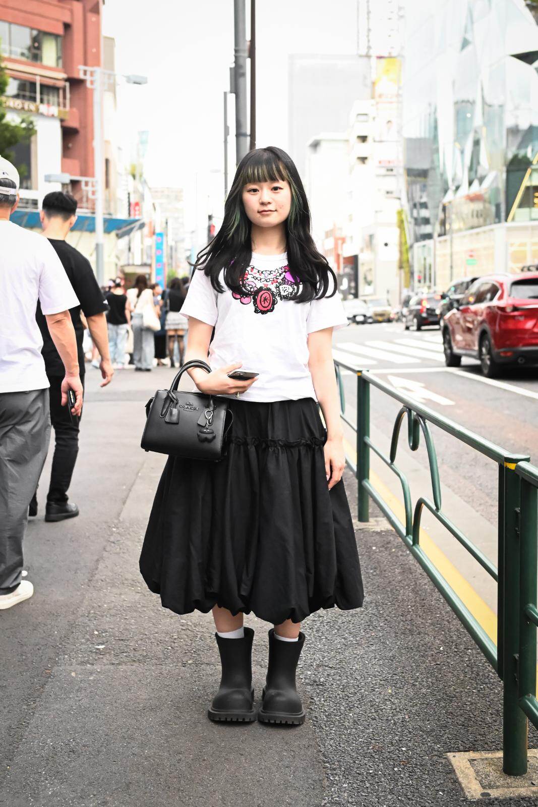 岩下 理子さん - コム デ ギャルソン・ガール(COMME des GARÇONS GIRL)、ノワール ケイ ニノミヤ(noir kei ninomiya)｜原宿ストリートスナップ1